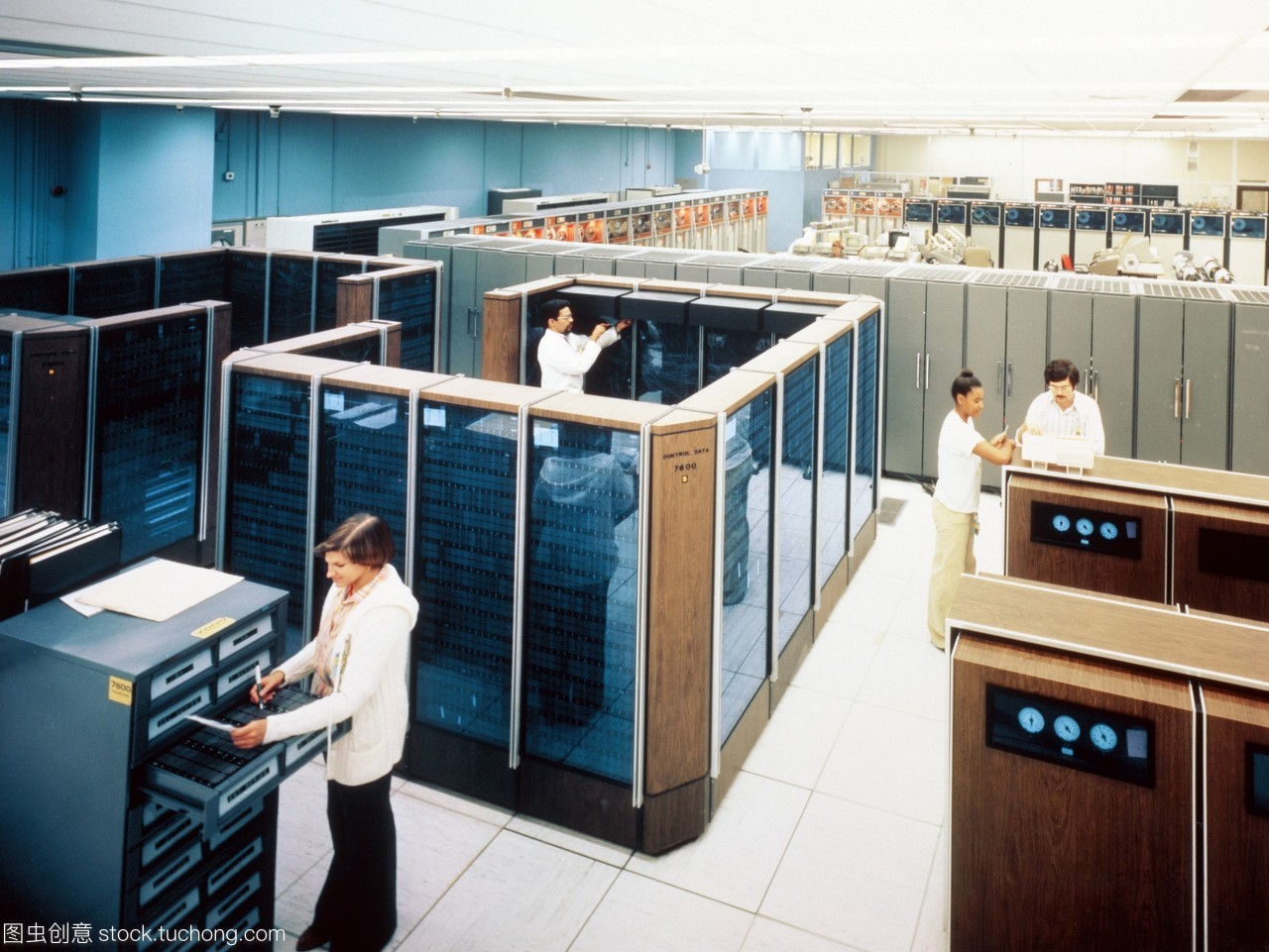 位于勞倫斯利弗莫爾國家實(shí)驗(yàn)室llnl的cdc7600大型機(jī)之一。前景中的玻璃葉櫥柜擁有計(jì)算機(jī)的處理器。背景中的櫥柜是用于記錄或檢索信息,加載或保存程序的數(shù)據(jù)磁帶流。llnl有三部這樣的計(jì)算機(jī),但它們的代碼正逐漸被轉(zhuǎn)移到更強(qiáng)大的cray-1超級(jí)計(jì)算機(jī)上。在llnl的cdc和cray計(jì)算機(jī)構(gòu)成了世界上最大的研究計(jì)算機(jī)中心之一的心臟。